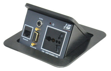黒い卓上の結合箱によっては、ソケット RJ45 のパワー アウトレットが現れます
