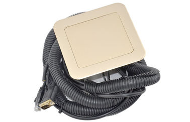 黒い卓上の結合箱によっては、ソケット RJ45 のパワー アウトレットが現れます