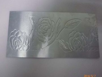 高い磨かれた金属の名札は/切り分けられたダイヤモンドの縞が付いているシートにスズメッキをしました